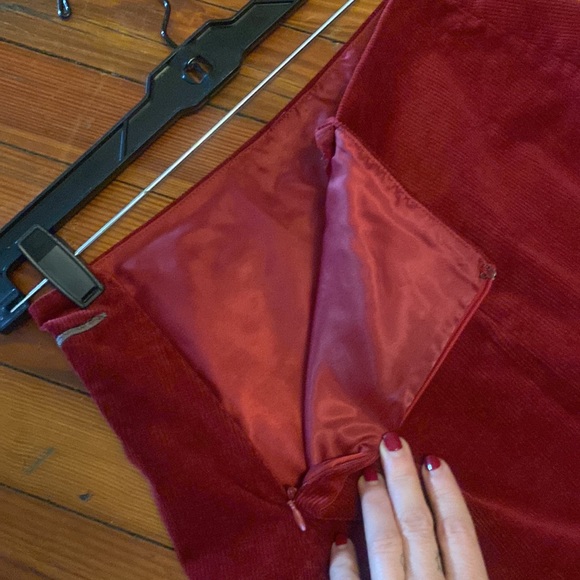 Adorable. Red Floral Print Corduroy Mini Skirt- Sz 26 - Picture 4 of 4